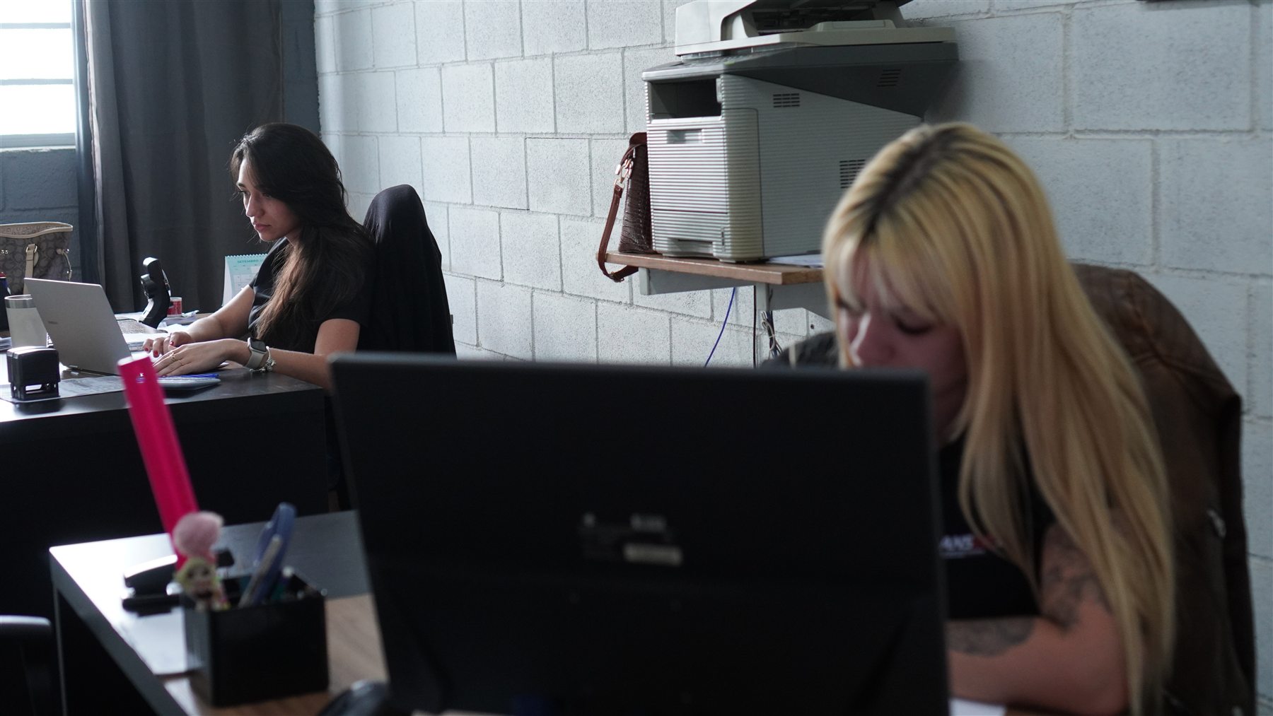 Equipe administrativa trabalhando no escritório