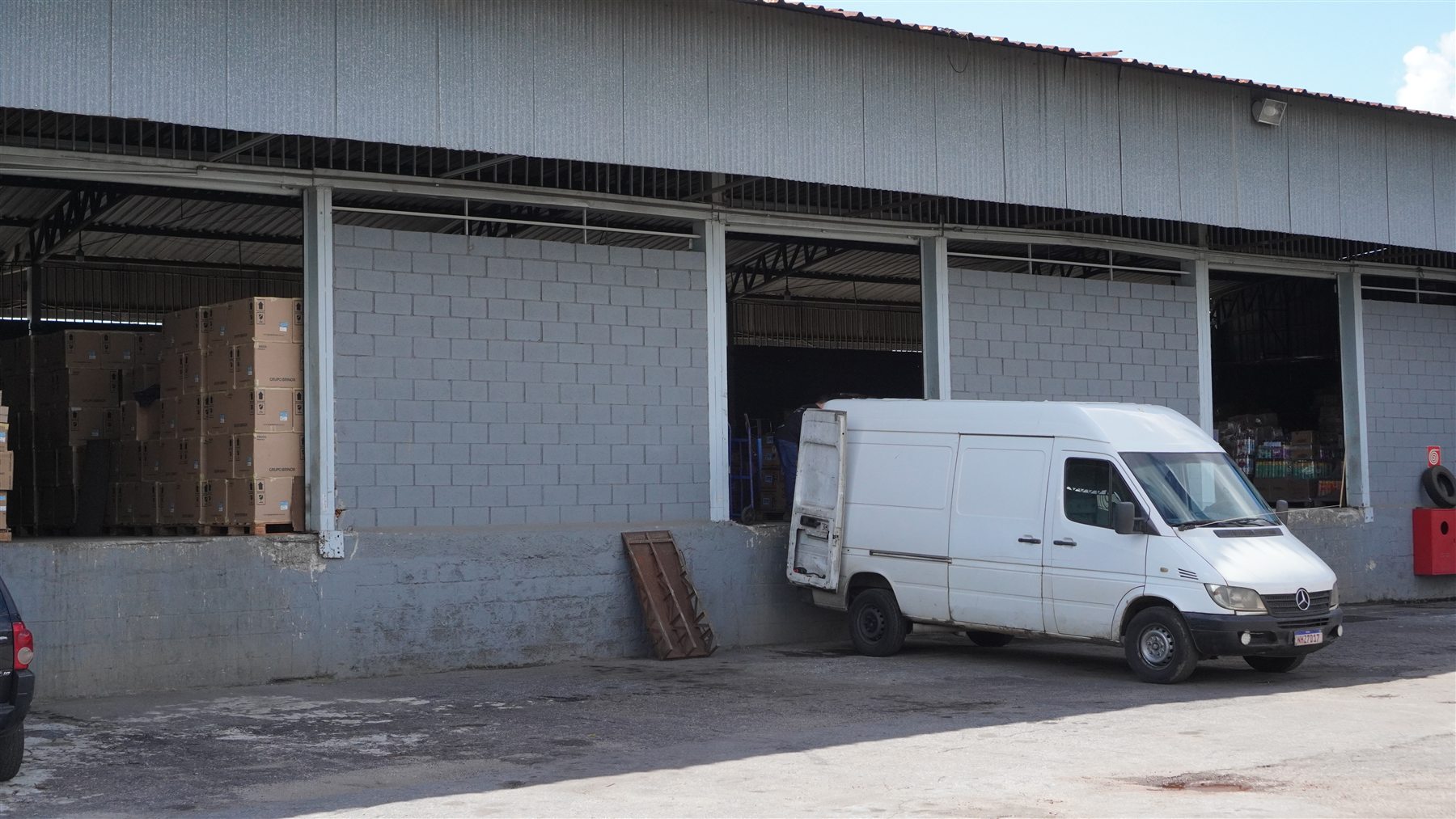 Estrutura externa e veículo de apoio da operação